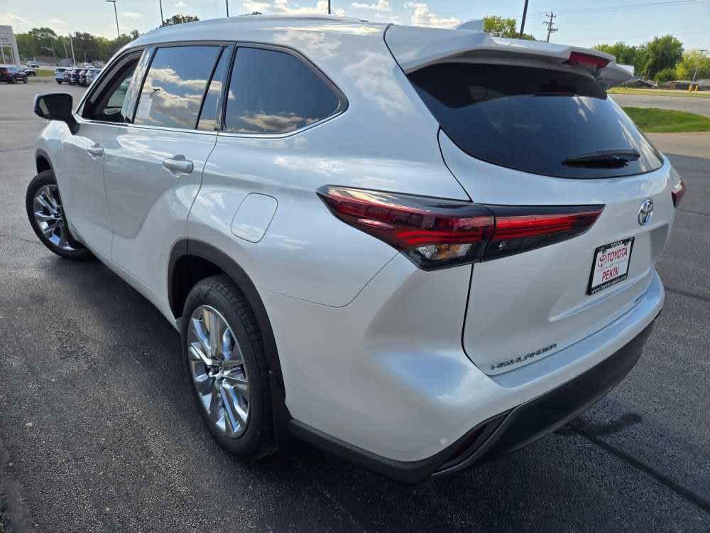 new 2025 Toyota Highlander car, priced at $53,308