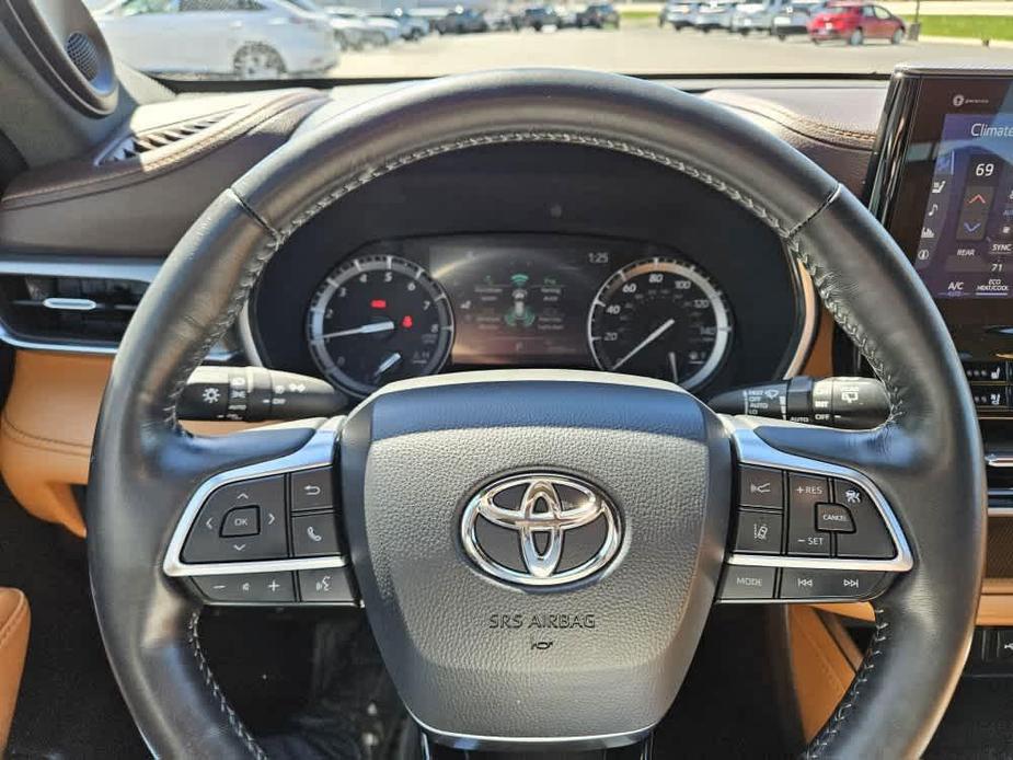 used 2021 Toyota Highlander car, priced at $36,500