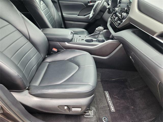 used 2022 Toyota Highlander car, priced at $33,120