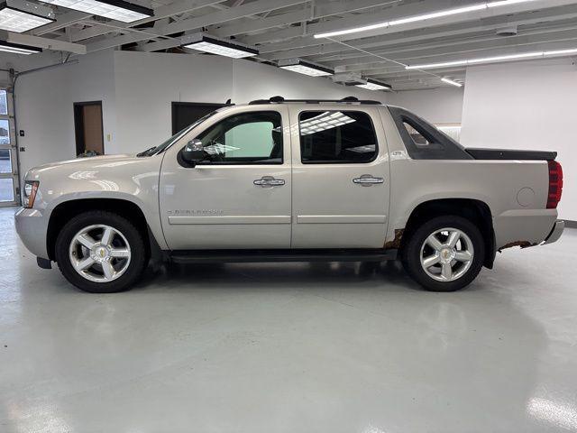 used 2007 Chevrolet Avalanche car, priced at $6,000