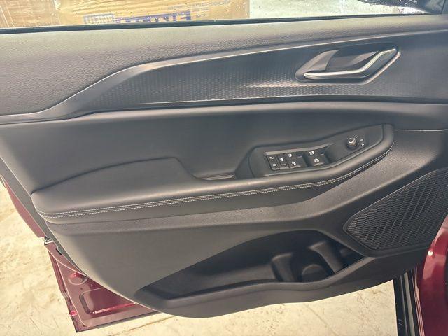 used 2025 Jeep Grand Cherokee car, priced at $39,000