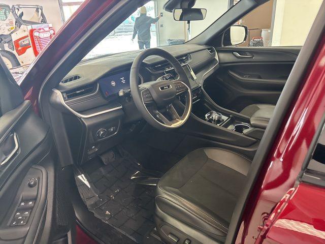 used 2025 Jeep Grand Cherokee car, priced at $39,000