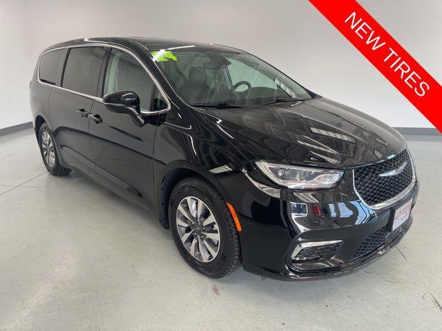 used 2024 Chrysler Pacifica Hybrid car, priced at $31,500