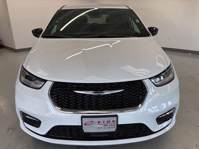 new 2025 Chrysler Pacifica car, priced at $41,596