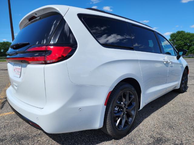 new 2024 Chrysler Pacifica car, priced at $44,004