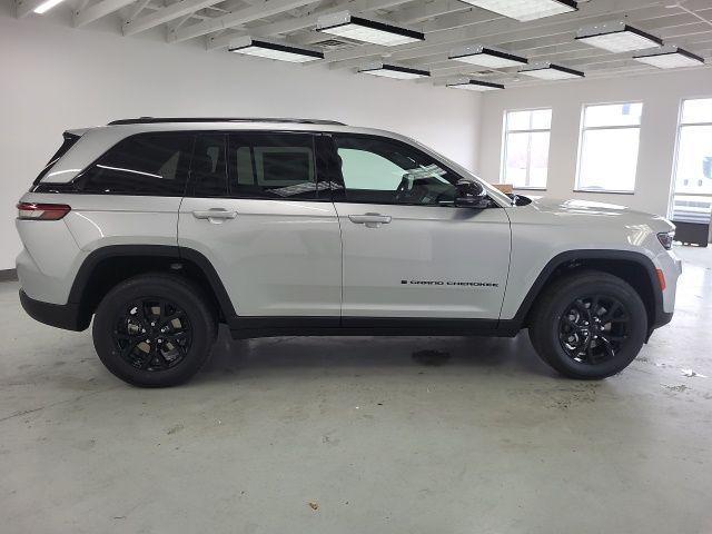 new 2025 Jeep Grand Cherokee car, priced at $41,982