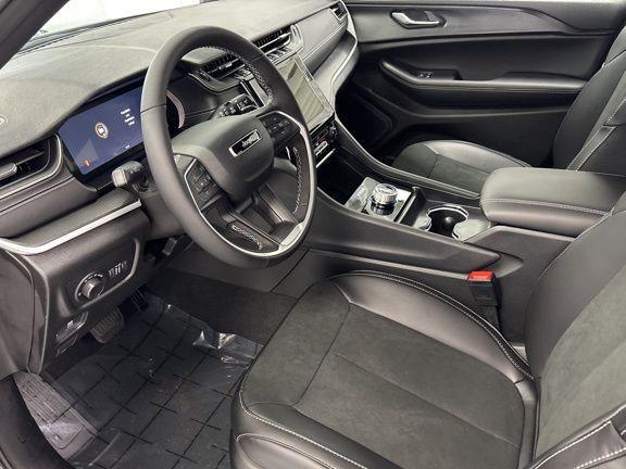new 2025 Jeep Grand Cherokee car, priced at $41,982