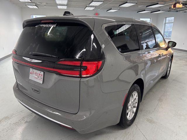 new 2025 Chrysler Pacifica car, priced at $38,096