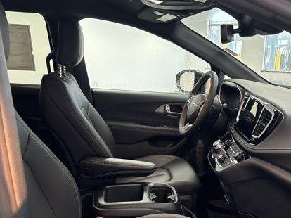 new 2025 Chrysler Pacifica car, priced at $38,096