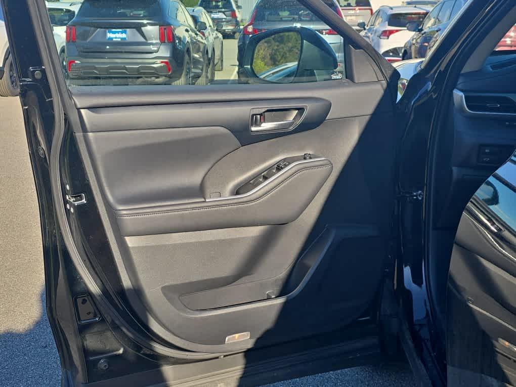 used 2023 Toyota Highlander Hybrid car, priced at $37,991