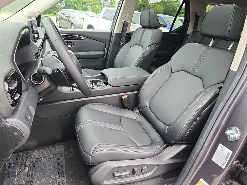 new 2025 Honda Pilot car, priced at $51,050