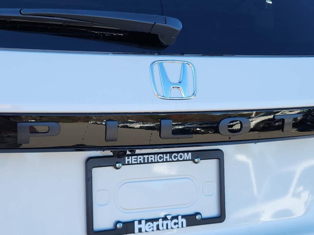 new 2025 Honda Pilot car, priced at $49,350