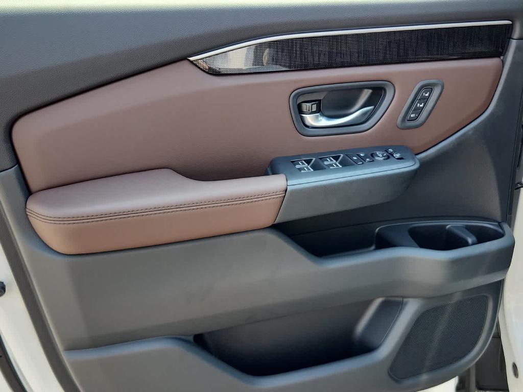 new 2025 Honda Pilot car, priced at $55,715