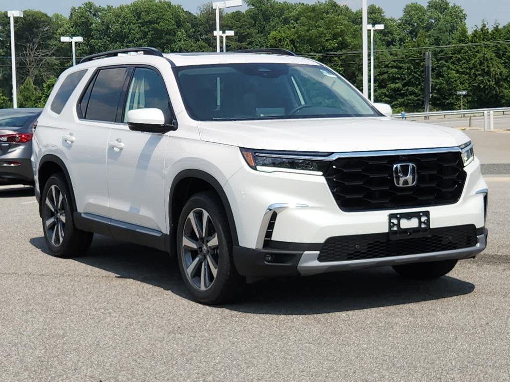new 2025 Honda Pilot car, priced at $55,715