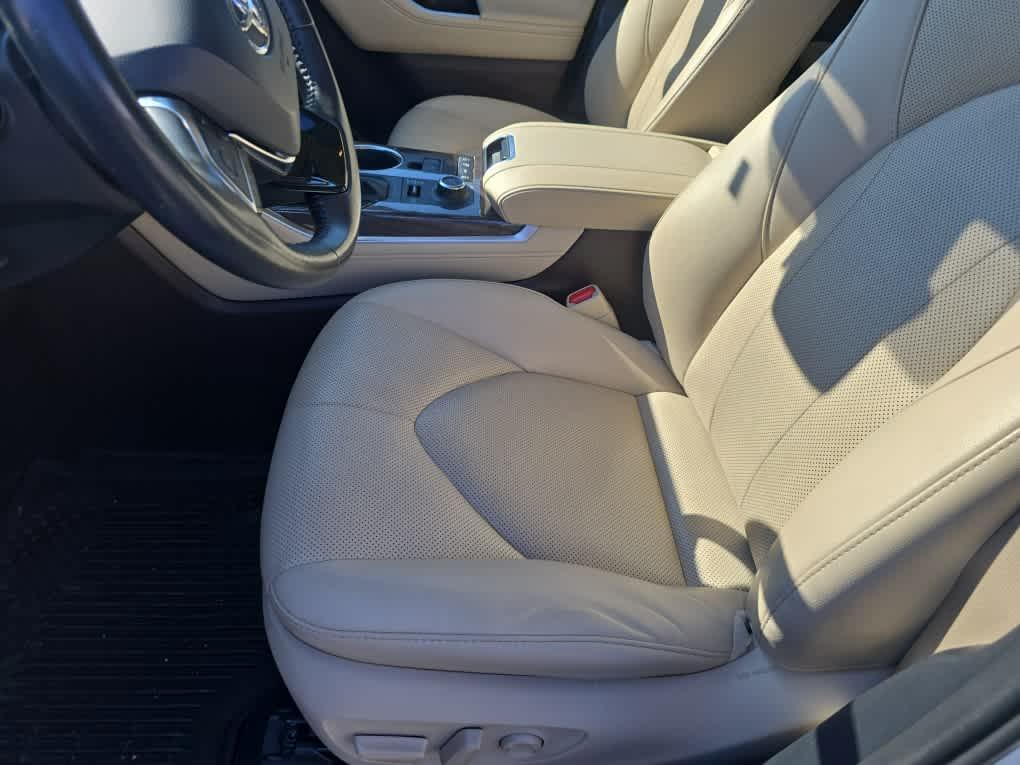 used 2021 Toyota Highlander car, priced at $31,555