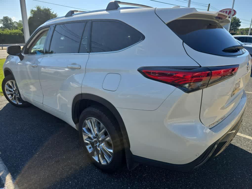 used 2021 Toyota Highlander car, priced at $31,555