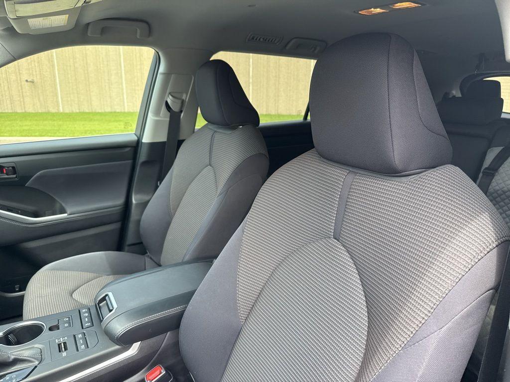 used 2022 Toyota Highlander car, priced at $34,999