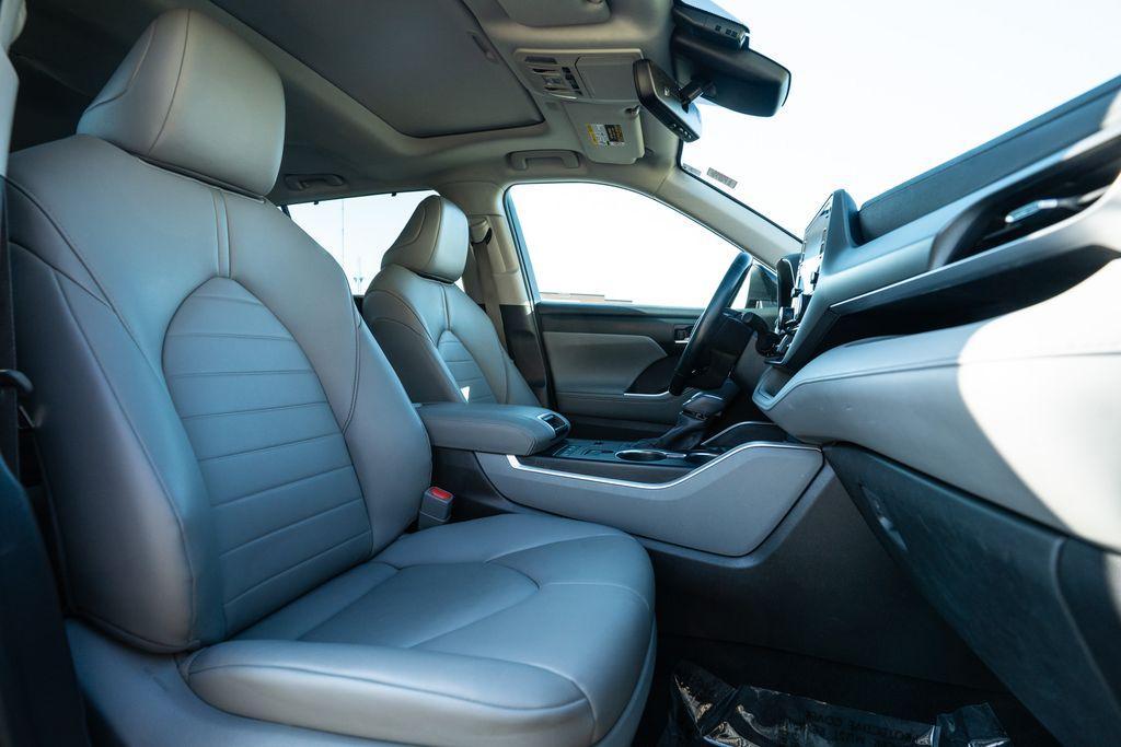 used 2020 Toyota Highlander Hybrid car, priced at $27,777