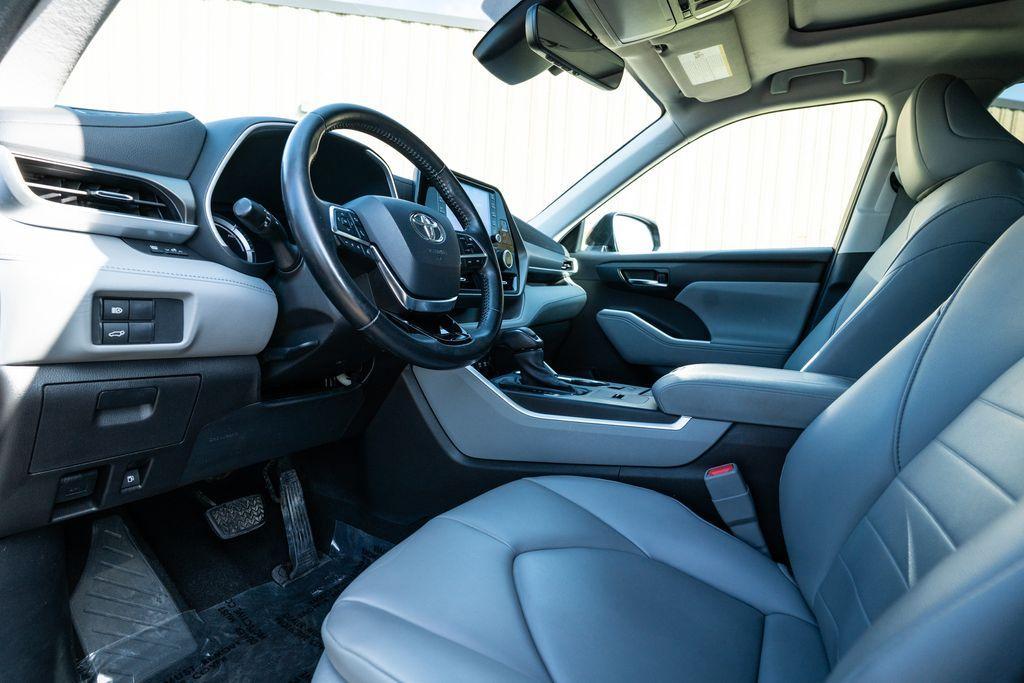 used 2020 Toyota Highlander Hybrid car, priced at $27,777