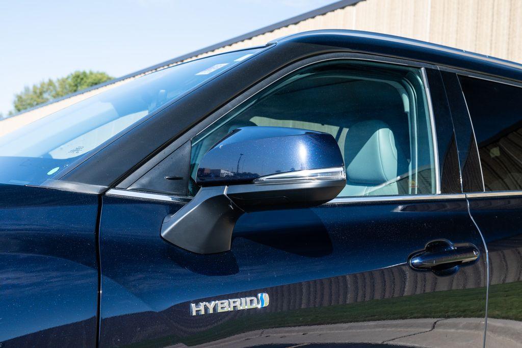 used 2020 Toyota Highlander Hybrid car, priced at $27,777