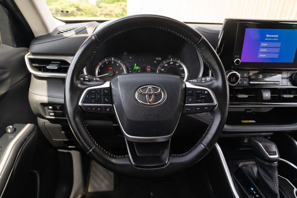 used 2023 Toyota Highlander car, priced at $35,844