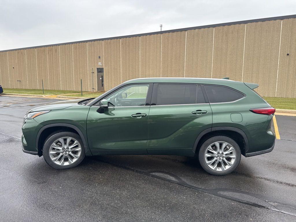 used 2023 Toyota Highlander car, priced at $37,018