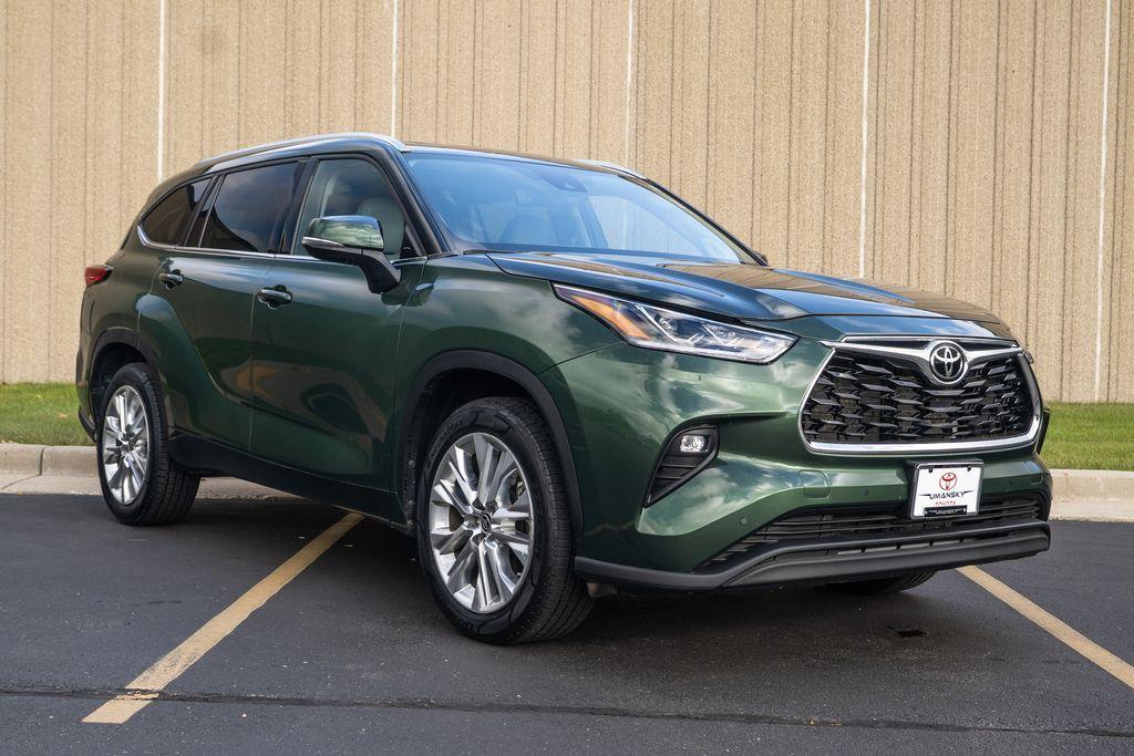 used 2023 Toyota Highlander car, priced at $36,543