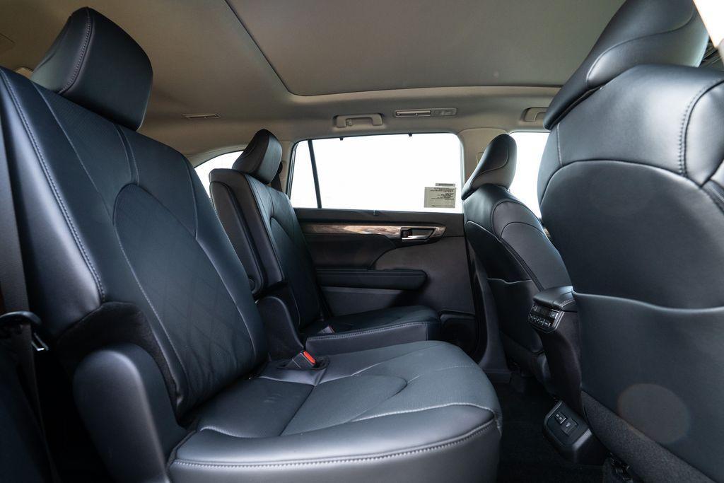 new 2025 Toyota Highlander car, priced at $54,977
