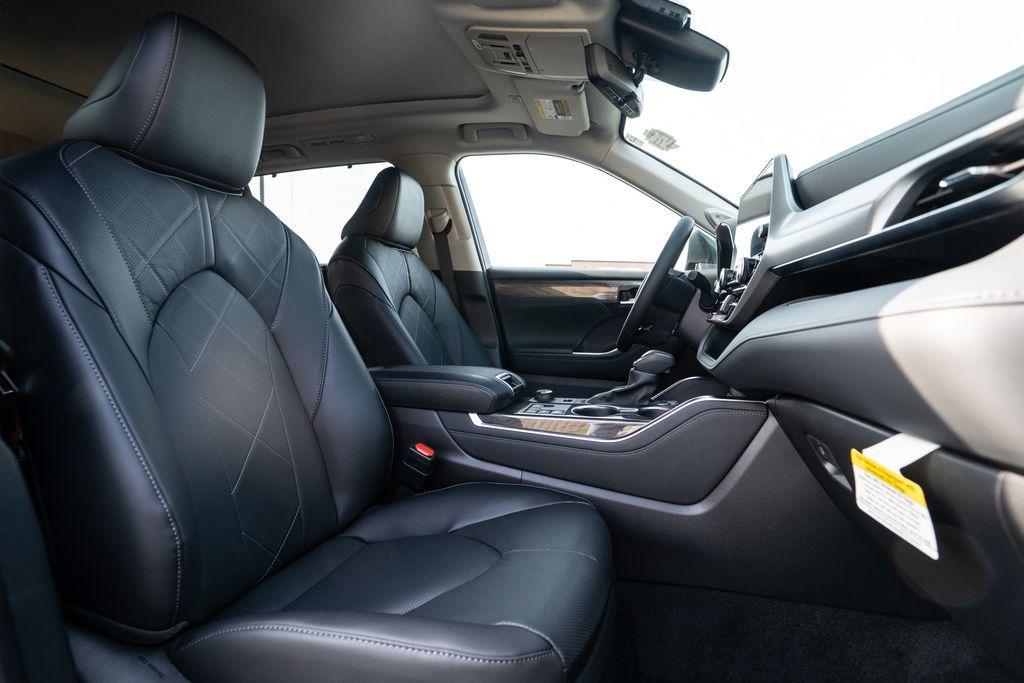 new 2025 Toyota Highlander car, priced at $54,977