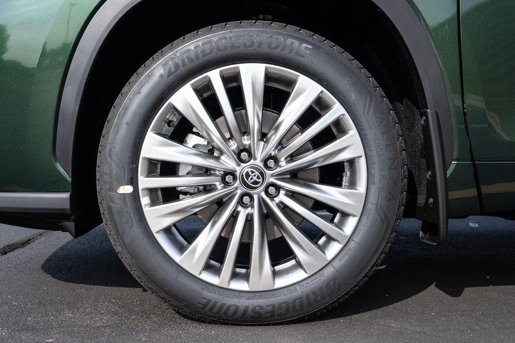 new 2025 Toyota Highlander car, priced at $54,977