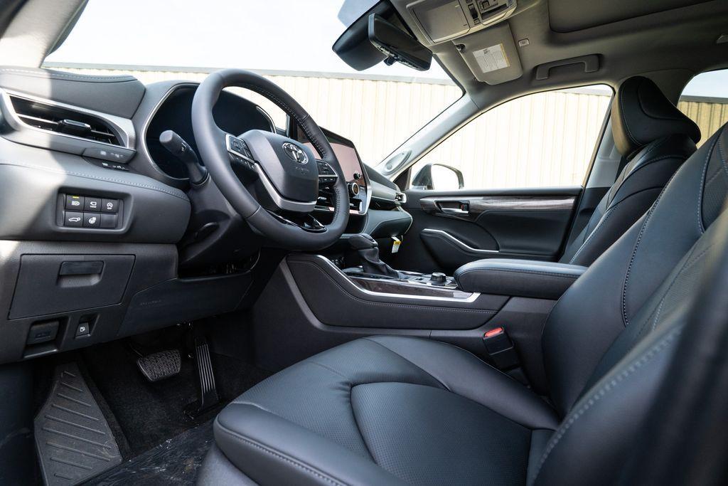 new 2025 Toyota Highlander car, priced at $54,977