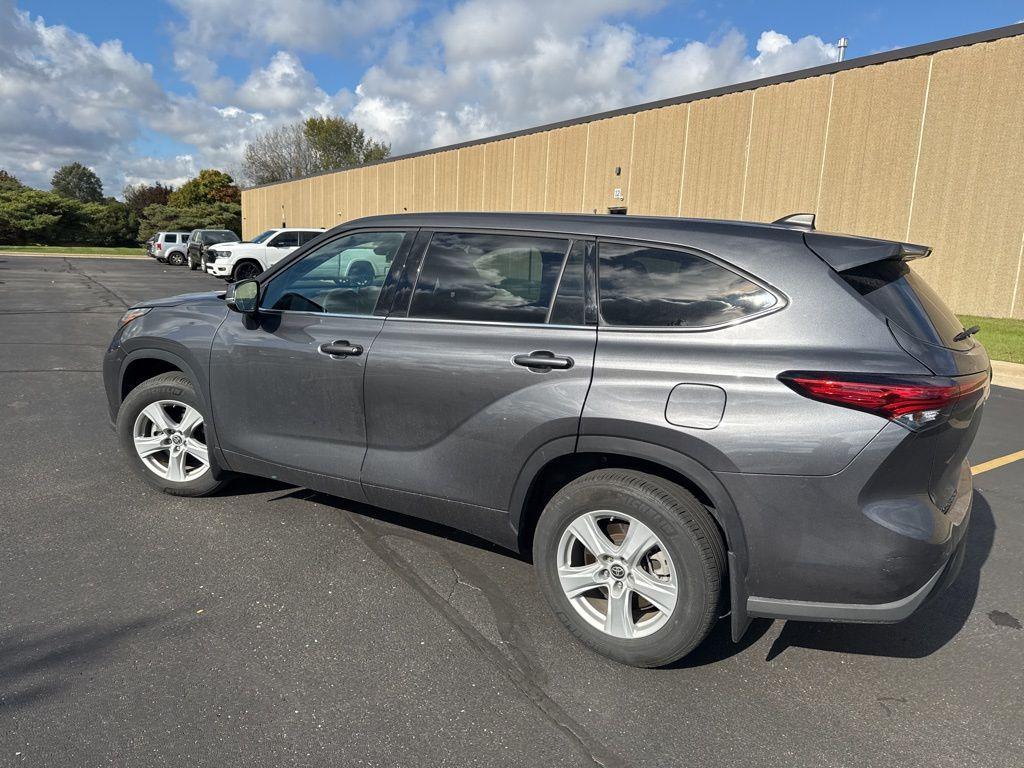 used 2022 Toyota Highlander car, priced at $33,318