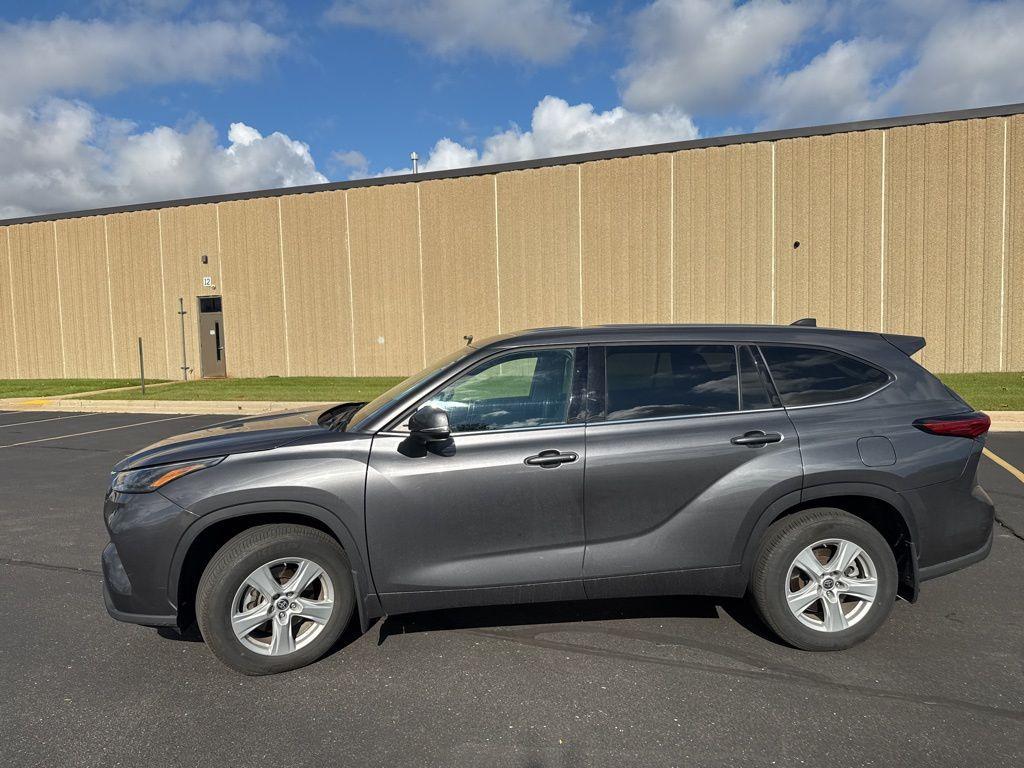 used 2022 Toyota Highlander car, priced at $33,318