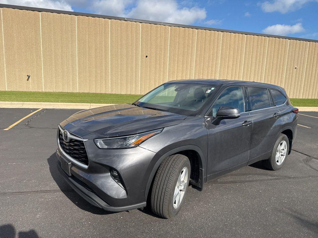 used 2022 Toyota Highlander car, priced at $33,318