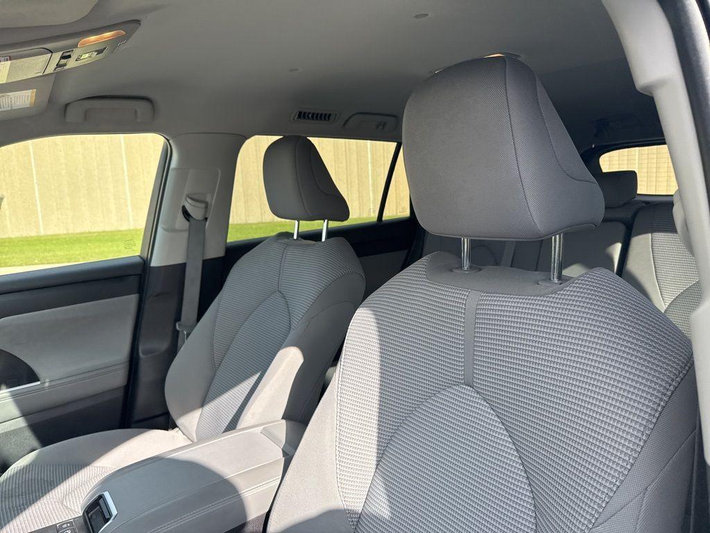 used 2022 Toyota Highlander car, priced at $33,318