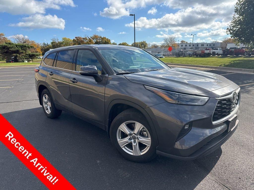 used 2022 Toyota Highlander car, priced at $33,318