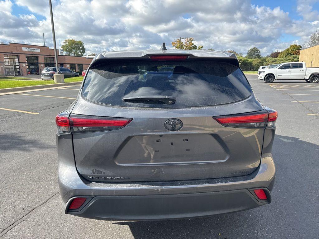 used 2022 Toyota Highlander car, priced at $33,318