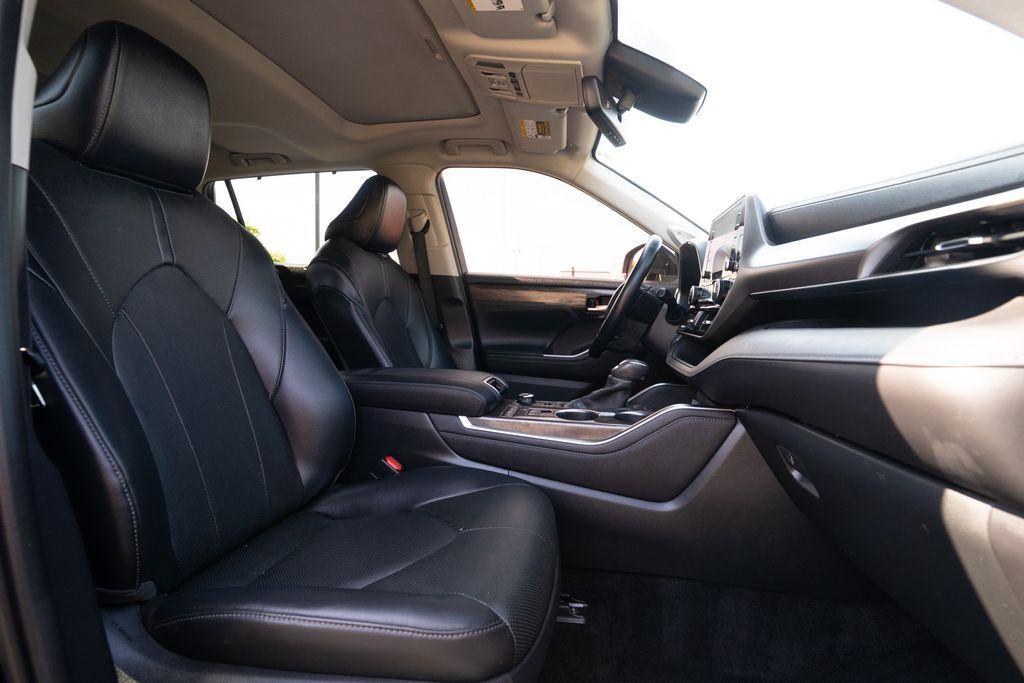 used 2020 Toyota Highlander car, priced at $33,516