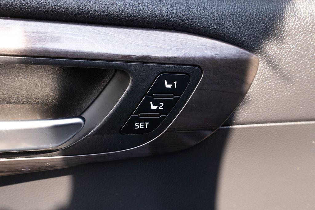 used 2020 Toyota Highlander car, priced at $33,516