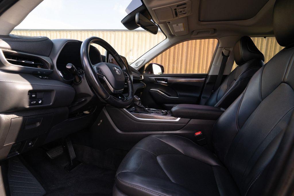 used 2020 Toyota Highlander car, priced at $33,516
