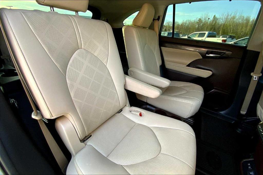 used 2021 Toyota Highlander Hybrid car, priced at $34,961