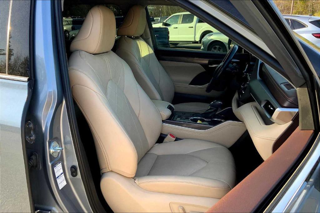 used 2021 Toyota Highlander Hybrid car, priced at $34,961