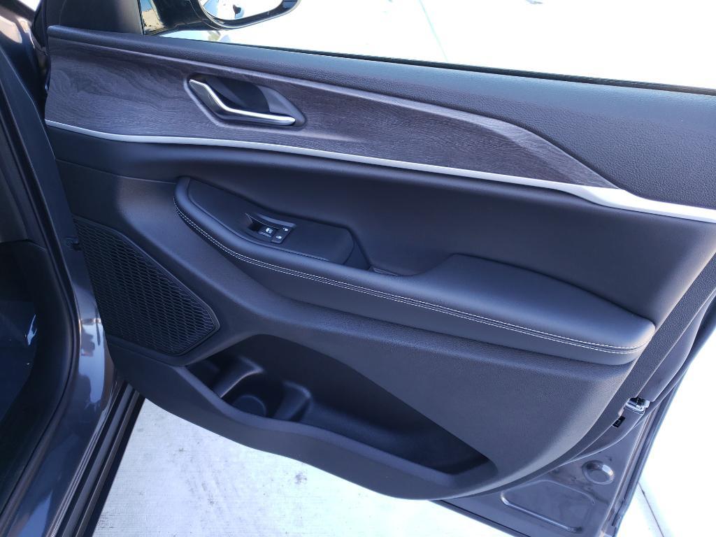 new 2025 Jeep Grand Cherokee car, priced at $44,240