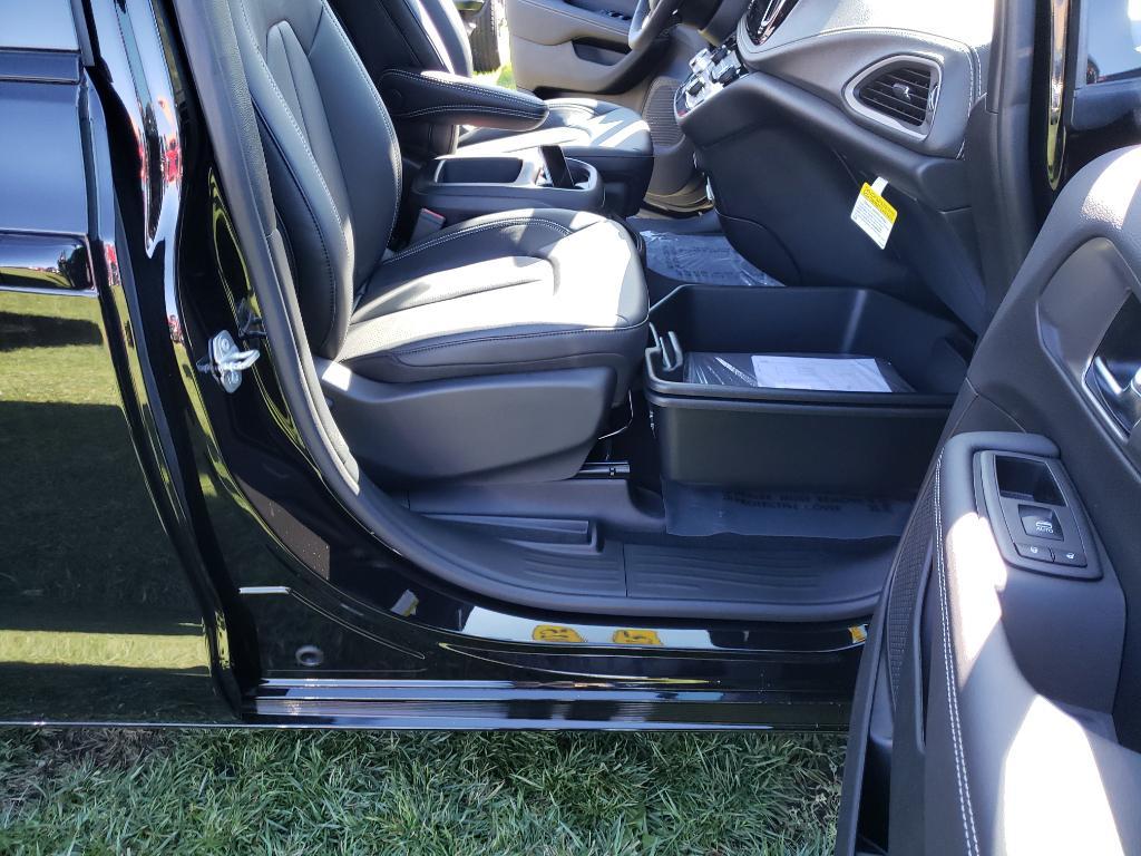 new 2025 Chrysler Pacifica car, priced at $40,870