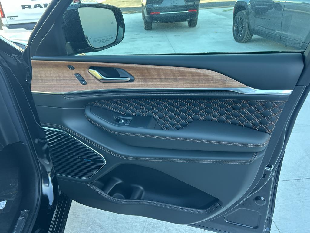 new 2025 Jeep Grand Cherokee car, priced at $65,675