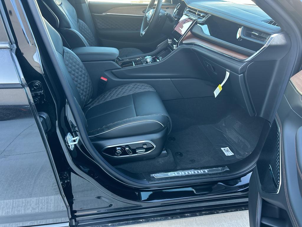 new 2025 Jeep Grand Cherokee car, priced at $65,675