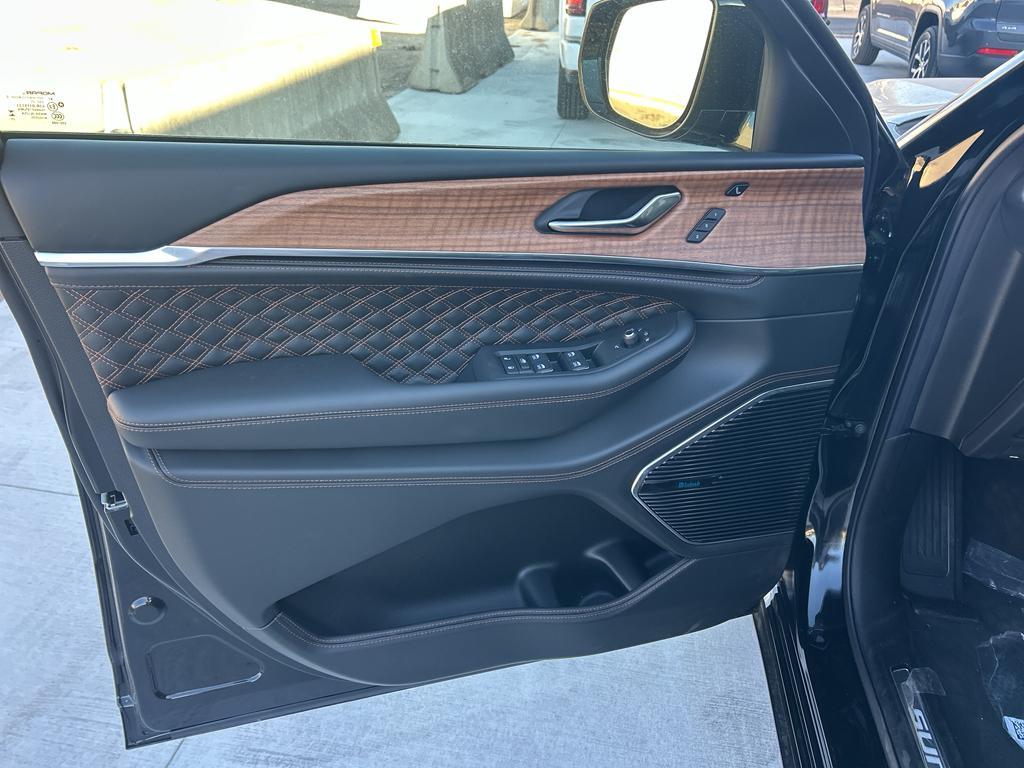 new 2025 Jeep Grand Cherokee car, priced at $65,675