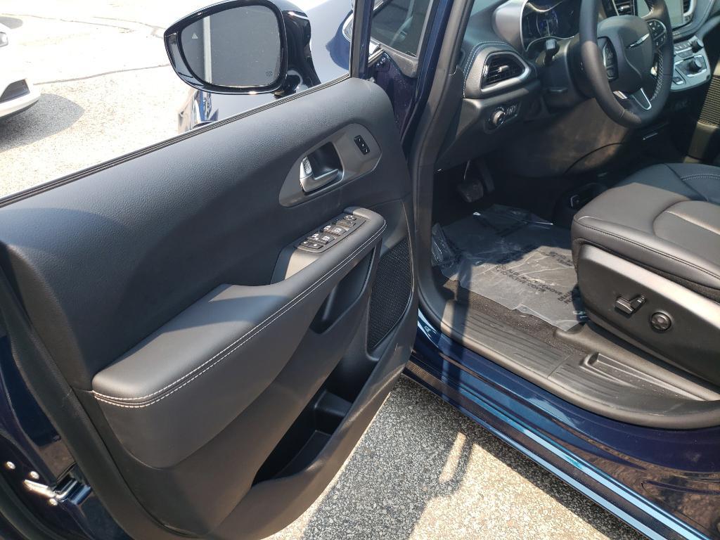 new 2025 Chrysler Pacifica car, priced at $41,890