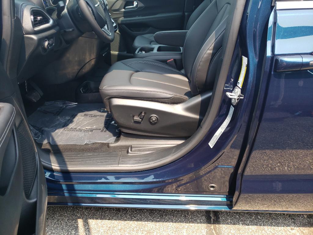 new 2025 Chrysler Pacifica car, priced at $41,890