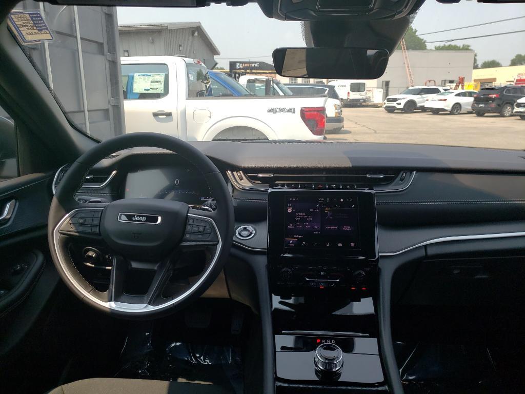 new 2025 Jeep Grand Cherokee car, priced at $38,165